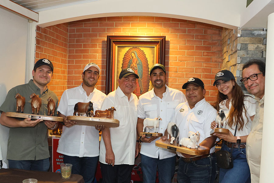 Featured image for “Carlos Santiago Castillo & Familia Named Premier Breeder of Expo Panama”
